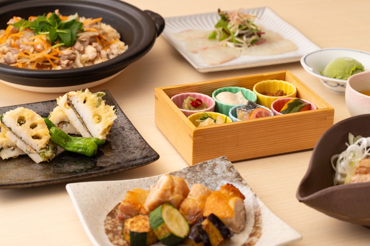 【〜彩(いろどり)コース〜お食事のみ】豚の角煮や富嶽白鶏の柚子胡椒焼き、栗ときのこの羽釜ごはんなど全8皿