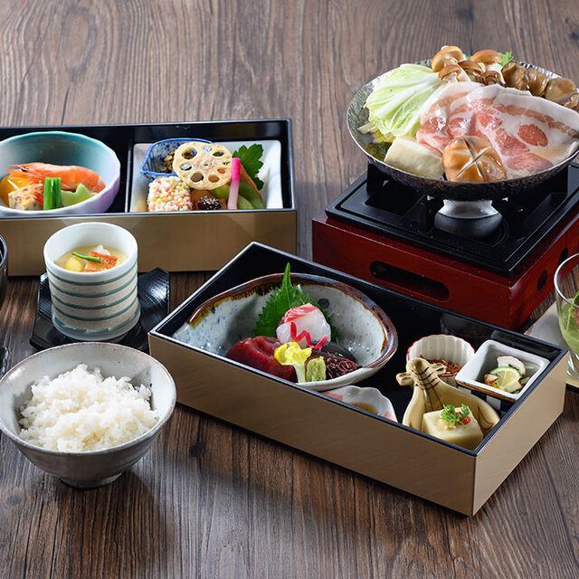 [Minato Shokado] Comes with seasonal small pot and steamed egg custard! A two-tiered bento box filled with lots of dishes