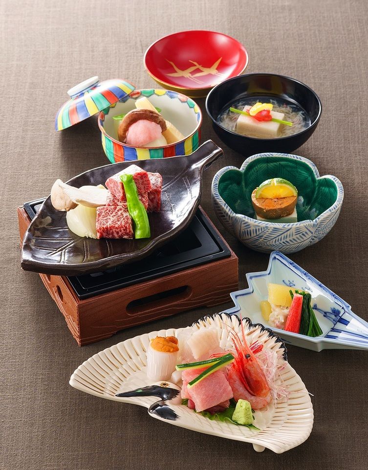 阿什贝 - 11月至12月 - 在这场怀石料理盛宴中，尽享冬日风味和和牛。主菜是和牛铁板烧。