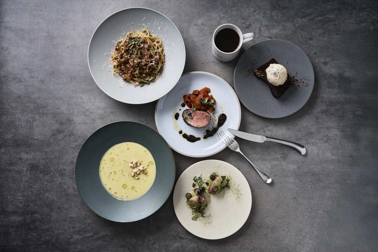 [标准晚餐] 共5道菜，可享用2种开胃菜、自选意大利面、镰仓火腿作为主菜