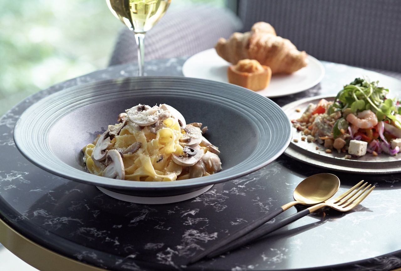 新鲜的意大利面午餐包含 72 种新鲜出炉的面包组合和美味熟食沙拉自助餐。