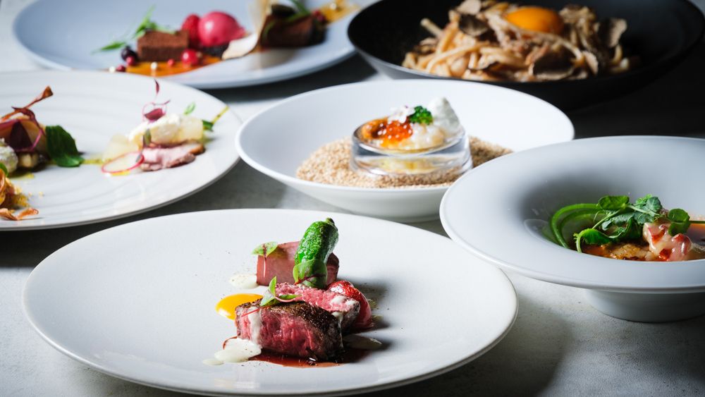 【2025クリスマスディナー】ウニとキャビアのアミューズ、オマール海老などの前菜３種盛合せ、魚料理の平目にメインの肉料理は牛フィレ肉のロッシーニ！全5品のクリスマスディナーコース！