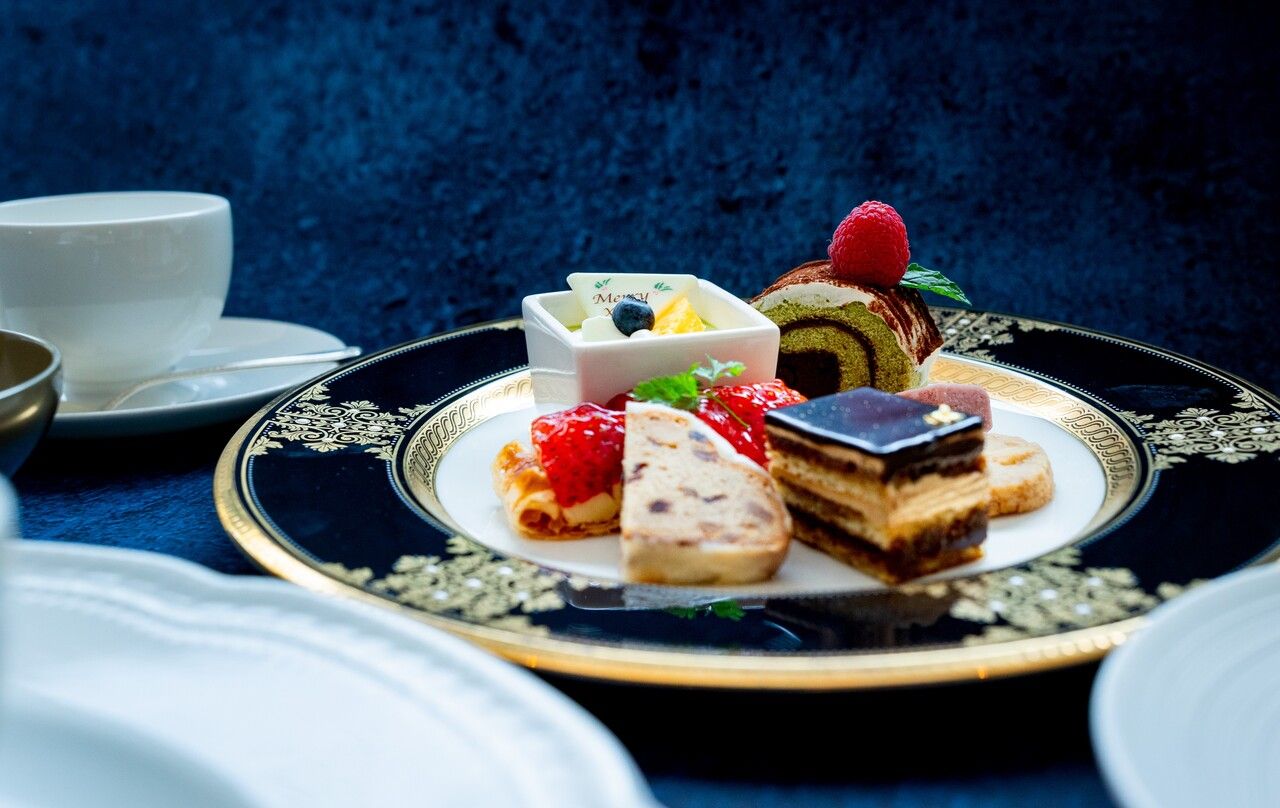 [November | Weekday Lunch] Assorted 5-piece Dessert Platter & Free Coffee & Tea 