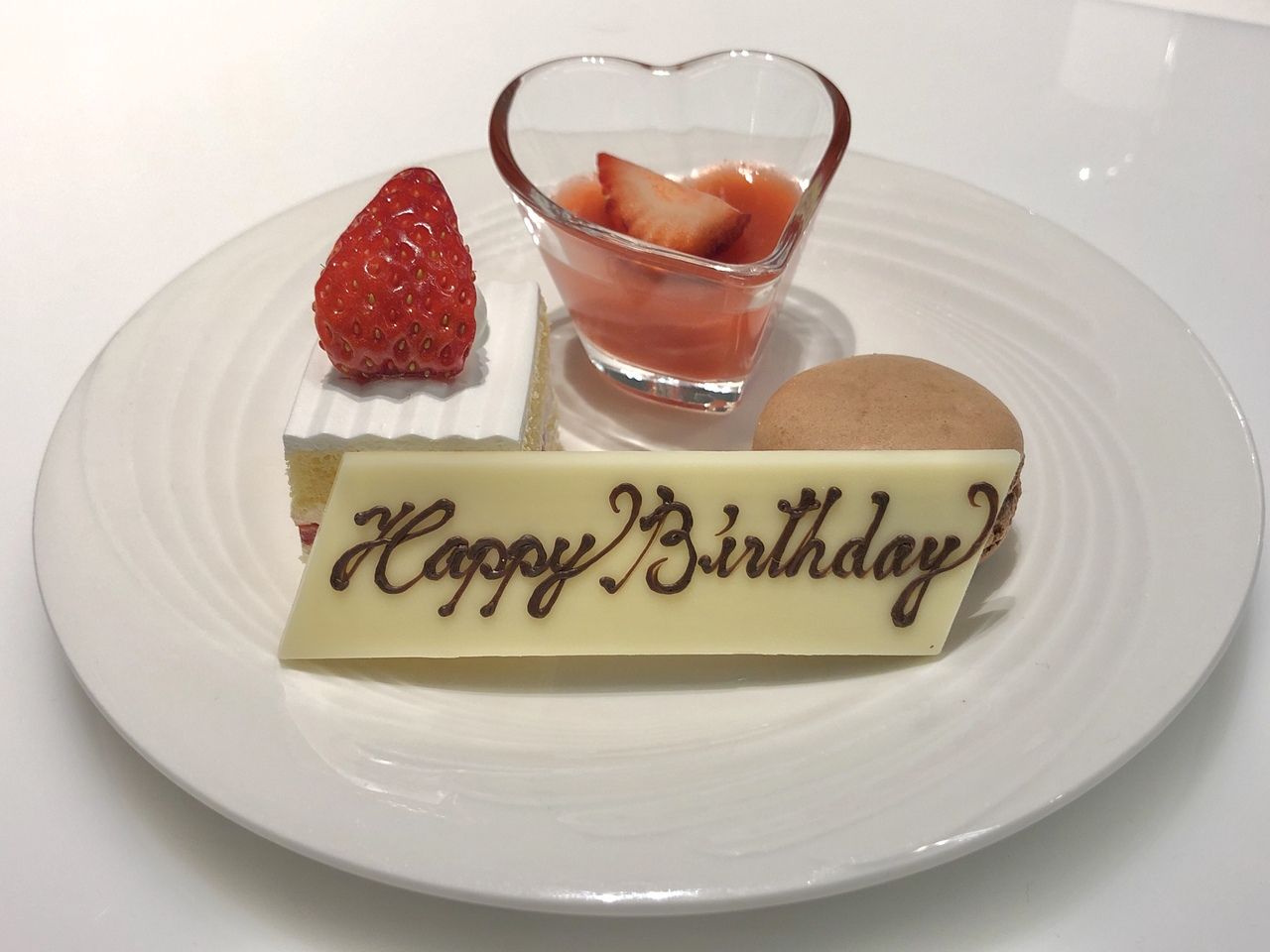 1日5組限定　メッセージプレート ￥550（税金込・サービス料金別）※メッセージプレートのみのご予約は承れません。ビュッフェご予約のお客さま限定のプランです。