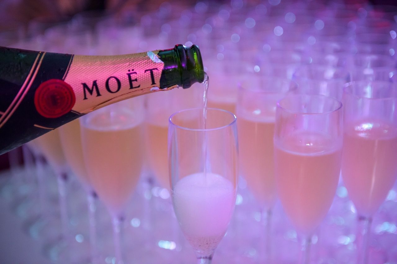 [Poolside cabana seat guaranteed plan] Night pool event on March 20th! 1 bottle of Moet & Chandon & assorted appetizers