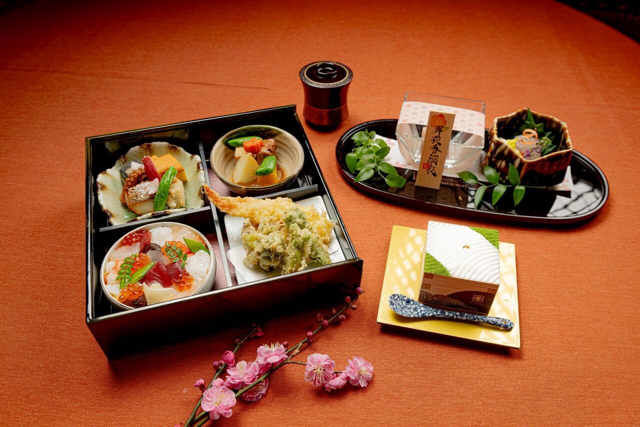 美しい庭園を望むメインダイニングで愉しむ松花堂御前　4,180円(サ別)