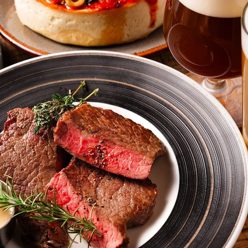 【乾杯ドリンク付き】メインは人気のシカゴピザとUS産アンガス牛チャックアイステーキ！2025デリリウム贅沢コース...4,600yen 2名様~