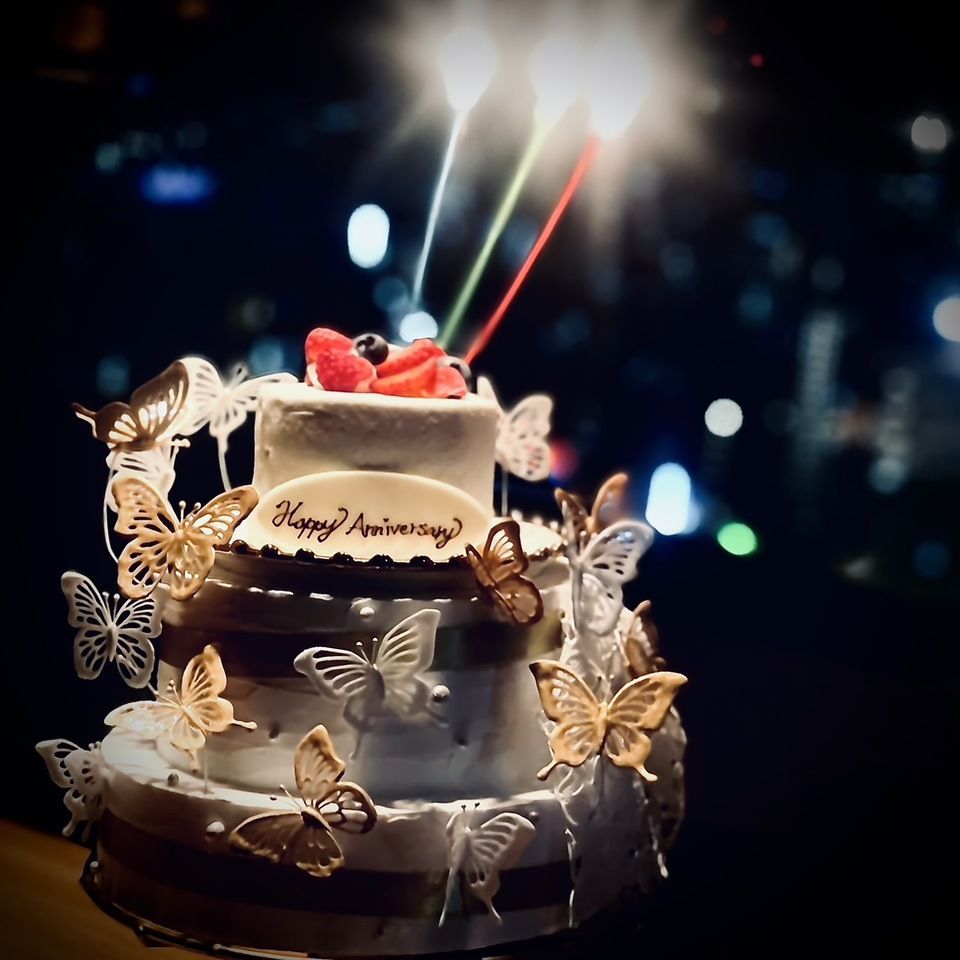 日～金曜限定「ライト記念日/全７種」記念日ケーキ＜バタフライブーケ＞付きアニバーサリーコース　プレゼント預かり特典付き　※こちらは窓側1列目ハイバックソファ不可のコースとなります。