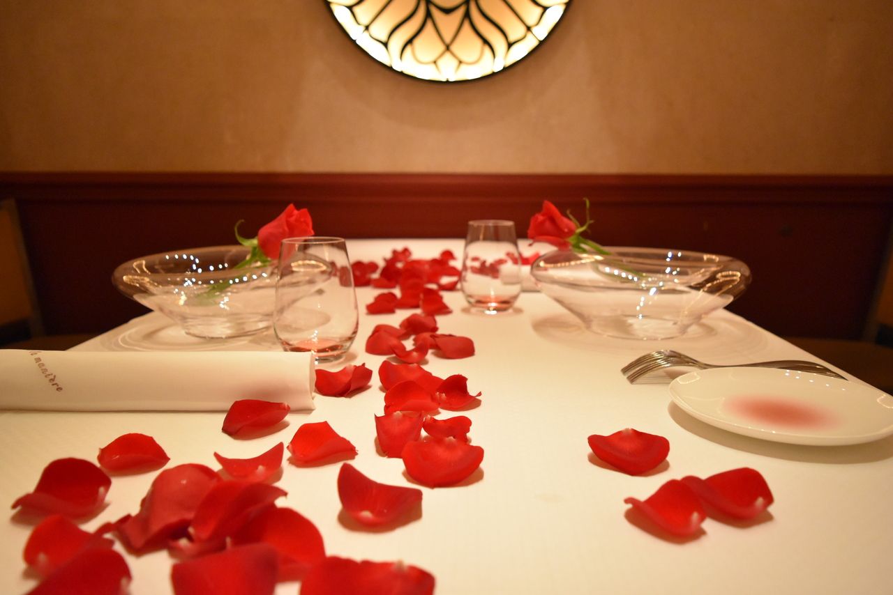 【ランチ・ディナー】個室限定アニバーサリープラン　バラの花びらデコレーションと華やかなホールケーキ付　お誕生日や記念日、お祝いにおすすめ！