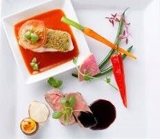 [Almoço durante a semana] ☆Quantidade limitada para entrada às 11:30☆ Almoço com prato duplo de carne e peixe + doces e itens de charcutaria incluídos