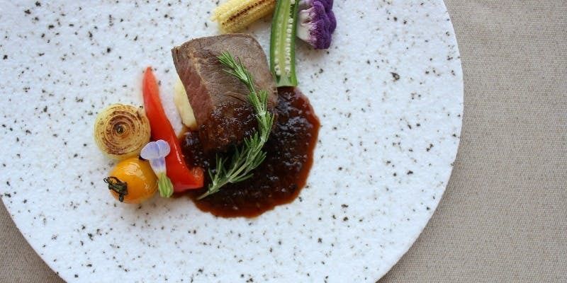 【特別プレミアムコース】乾杯酒付き　国産牛ロース含む全5皿＋スイーツセレクション10種