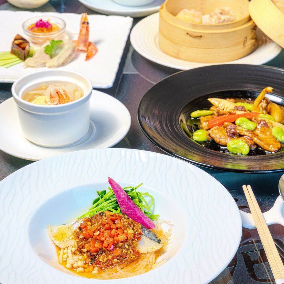 ■ 2名様よりホール席｜税込8,000円 ・2時間飲み放題付き ｜銘々盛り｜サービス料・チャージ料0円