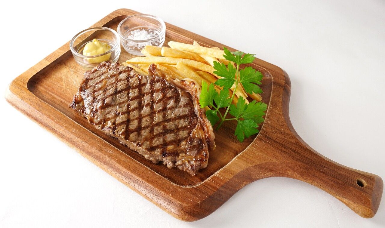 【ステークランチセット】サラダ、牛サーロイン、デザートなど全4品