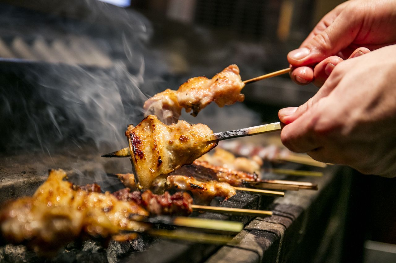 【歓送迎会におすすめ！】炭火焼き鳥と名物料理を気軽に楽しむ飲み放題付きお任せコース（全10品）