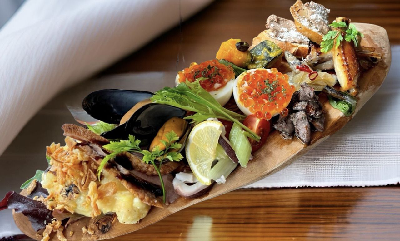 ♠︎Luxurious tapas with Kobe Beef A5 lean teppan steak, 100 g♠︎ (also available plated). Includes assorted appetizers, soup, salad, homemade pilaf, white rice or bread, and dessert. ◎ Can be upgraded to a special lean or marbled (shimofuri) steak.