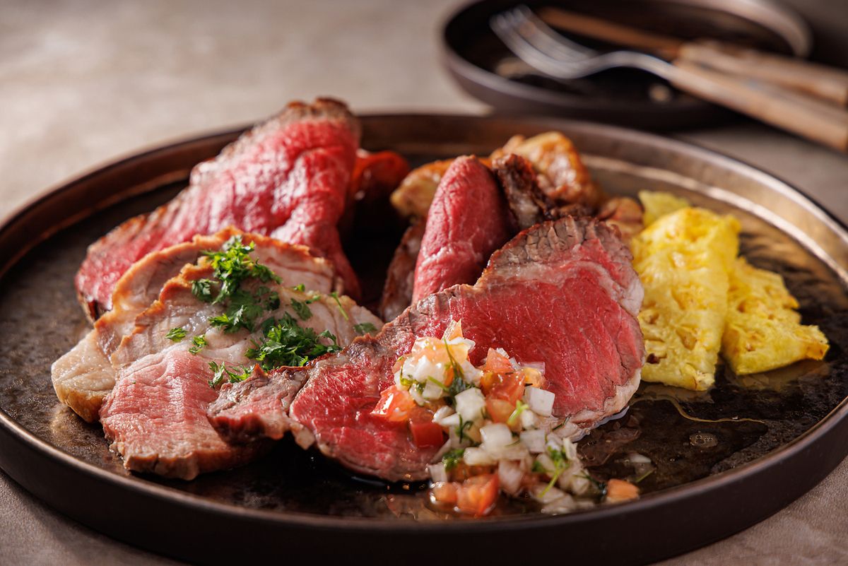 Tudo à vontade: 13 tipos de churrasco, saladas, pão caseiro e variadas sobremesas artesanais, mais bebidas liberadas por 2 horas.