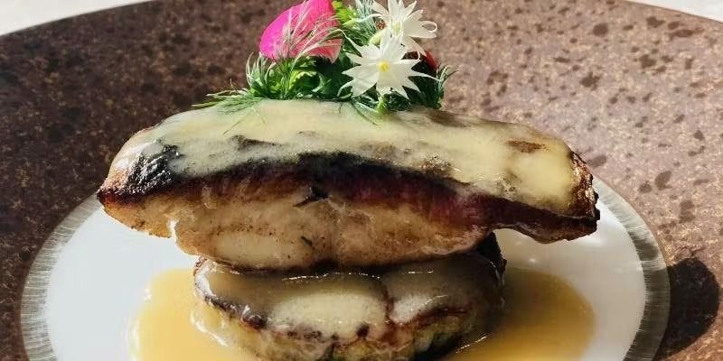 [런치 코스] 에피타이저, 수프, 메인 생선 요리, 디저트 등 총 4품. 식사 후 음료 포함.