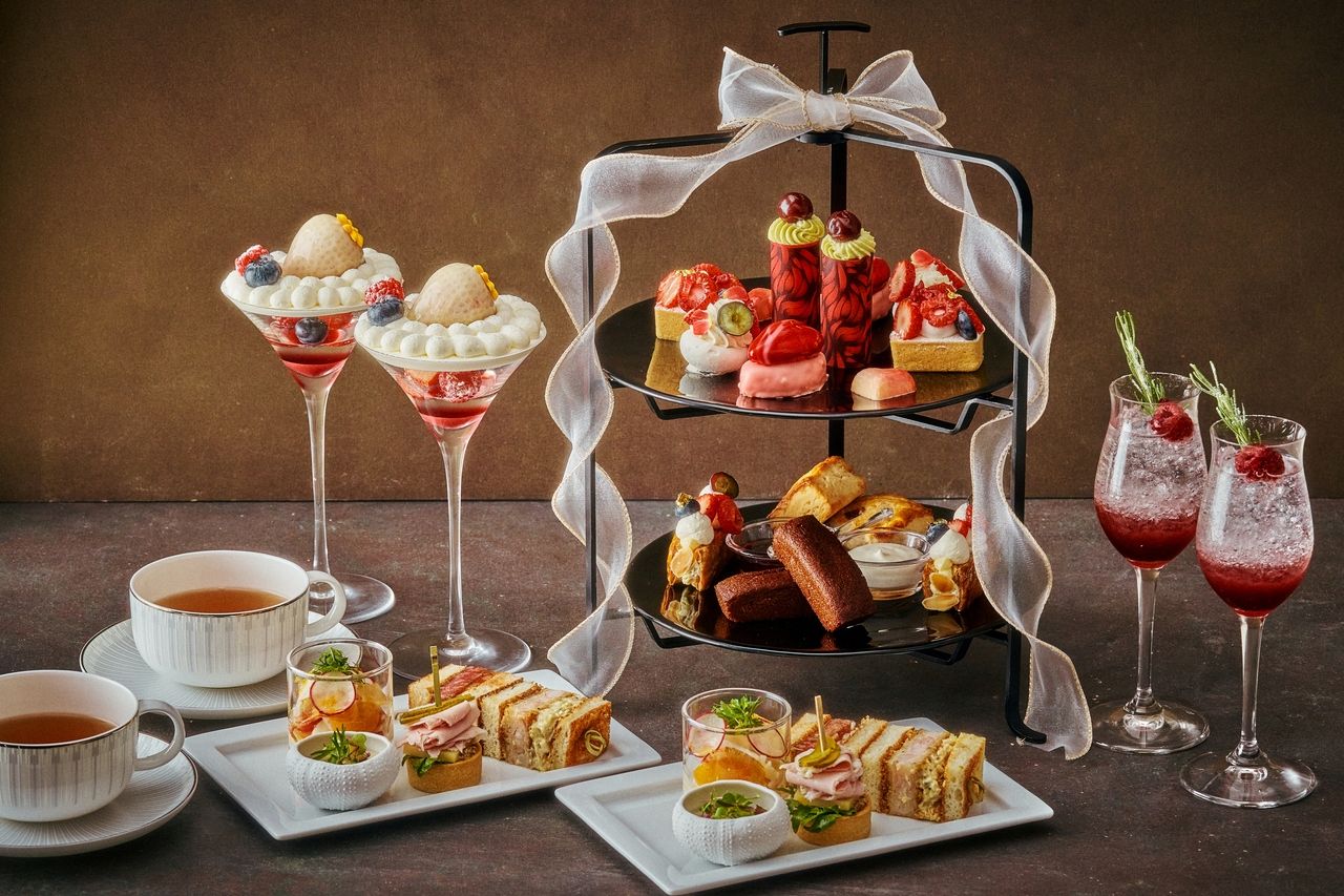 [Weekends and Holidays] Winter Afternoon Tea: Harmony of Red Fruits and White Chocolate (2-4 people)