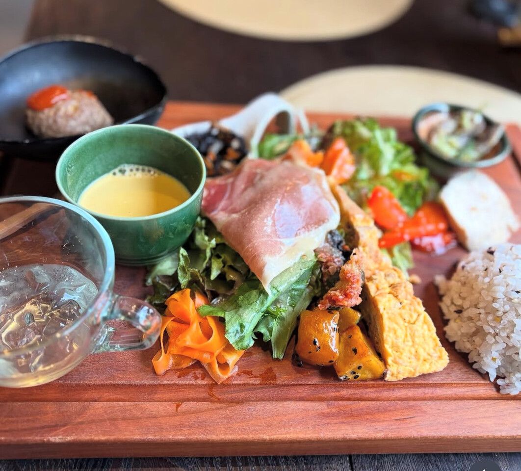 Manaita 午餐（以木砧板呈盤的午餐）