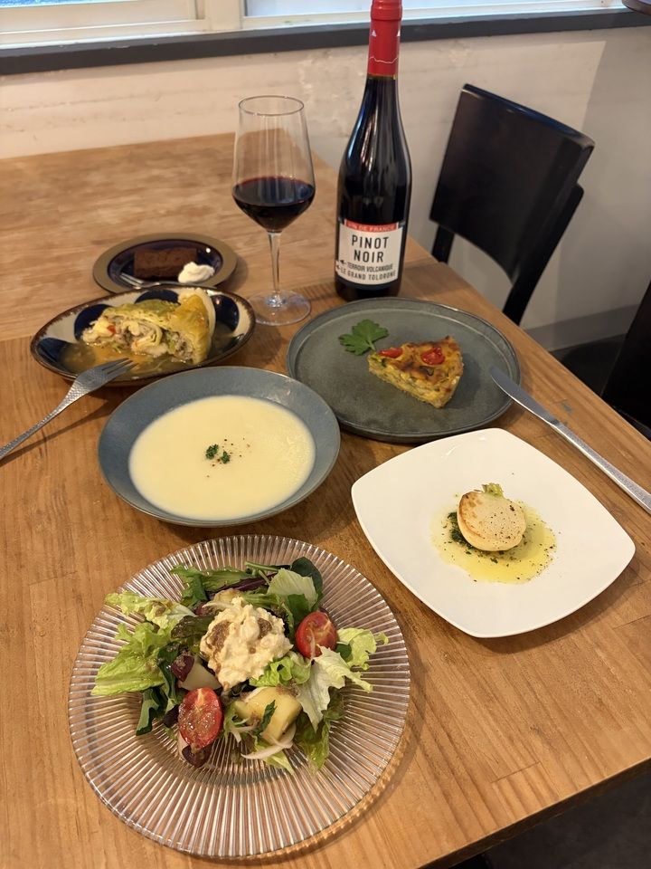 月替わりコース　4月は春野菜のフランス料理6品です。　ニース風サラダ　蕪のソテーケッパーとパセリのソース　春野菜のポタージュ　春野菜のキッシュ　シューファルシー　ショコラテリーヌ