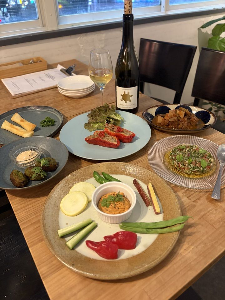 Monthly Course　4月は春野菜のフランス料理6品です。　ニース風サラダ　蕪のソテーケッパーとパセリのソース　春野菜のポタージュ　春野菜のキッシュ　シューファルシー　ショコラテリーヌ