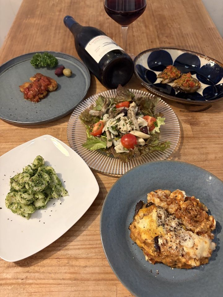 月替わりコース　10月はイタリア料理🍝　インサラータディマーレ風きのこのサラダ🥗　舞茸のグラティナータ（香草パン粉焼き）　手打ちパスタ米粉のオレキエッテ春菊とブロッコリーのソース　テンペのトマトソースシチリア風　茄子のラザニア