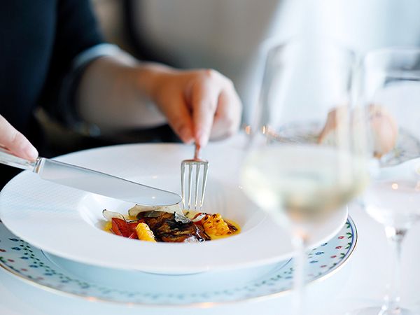 [Pranzo di anniversario] Brindisi: include una bevanda. Bonus: un fiore di stagione