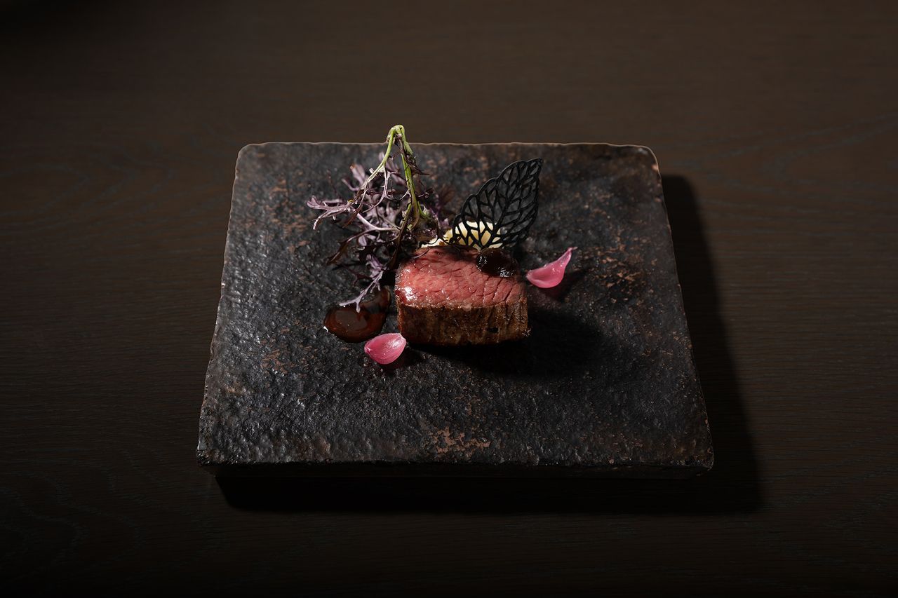 午餐 Saison 套餐包含 5 道黑毛和牛菜餚