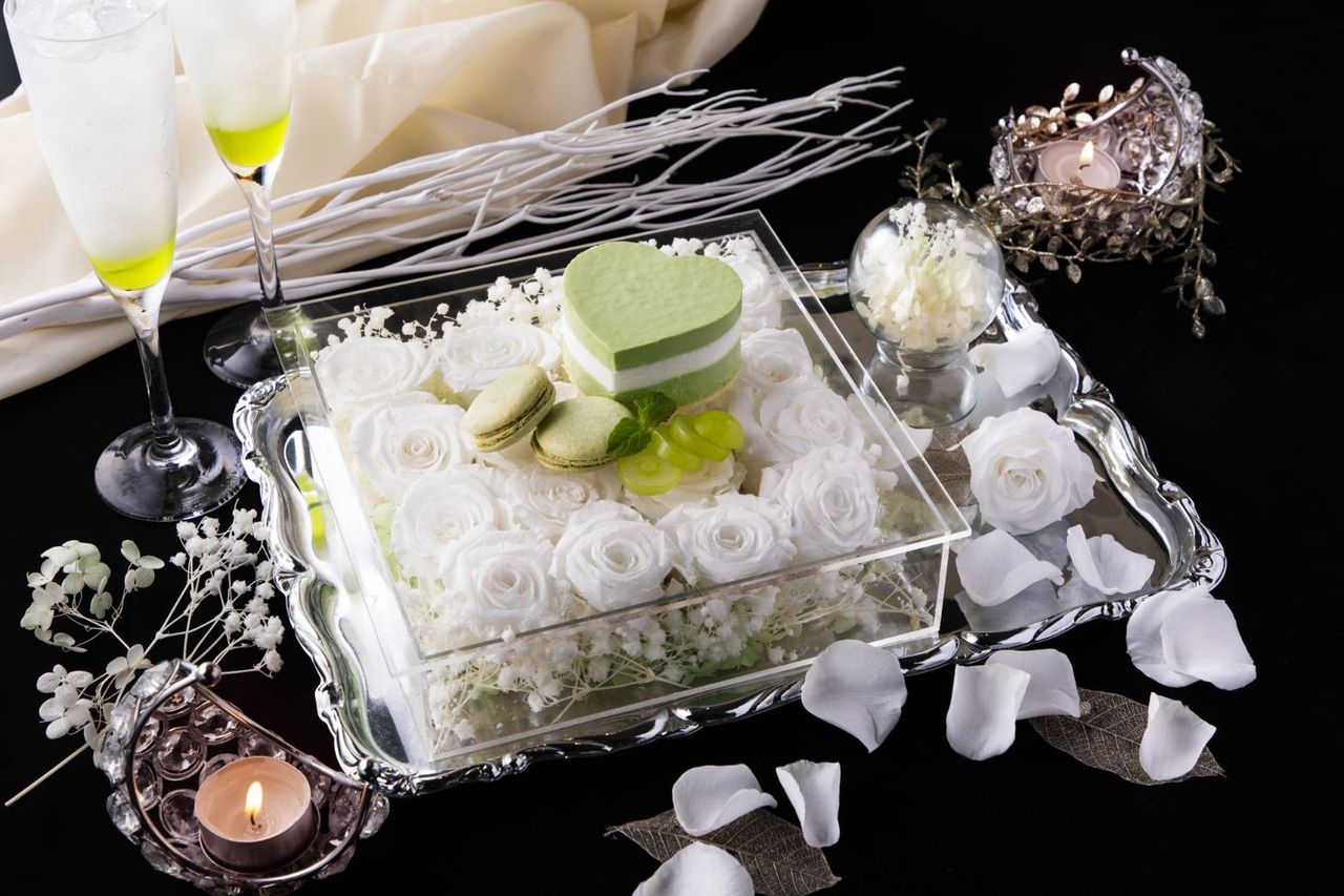 冬季限定約會套餐【只屬於你們兩人的冬日戀曲，在靜謐的夜景映襯下】包含抹茶白巧克力心形蛋糕和馬卡龍特製甜點，以及原創祝酒雞尾酒♪ *甜點上還可以添加留言。