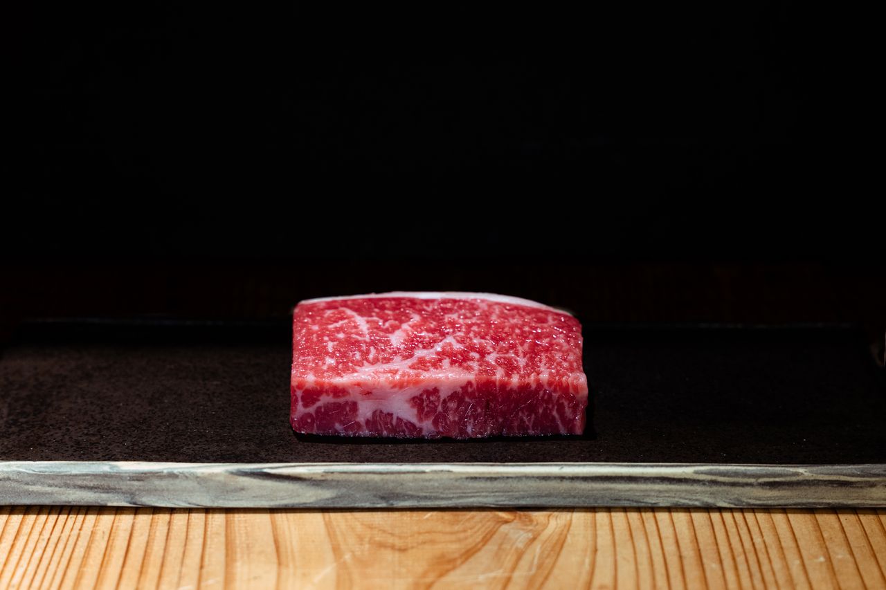 [Confronta la bistecca di manzo rosso Star Wagyu e la bistecca di controfiletto Wagyu Kuroge Star Wagyu] Un corso premium in cui puoi confrontare il sapore delle rare bistecche di manzo rosso Star Wagyu e di controfiletto Wagyu Kuroge tagliate spesse!