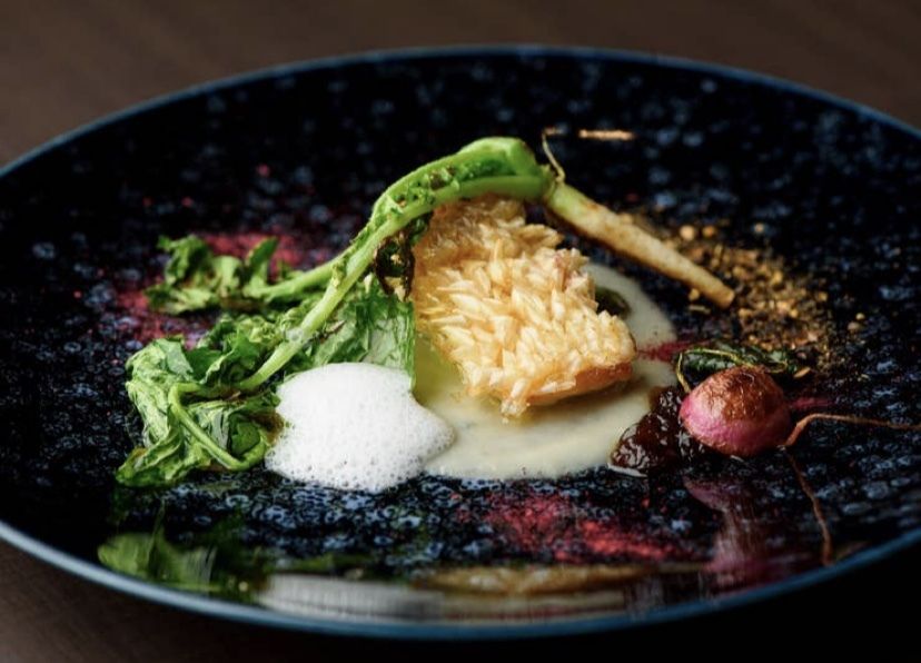 Sushi chef's choice course with Kano crab, sea urchin and rosy sea bass hand roll 27,500 yen (tax included)