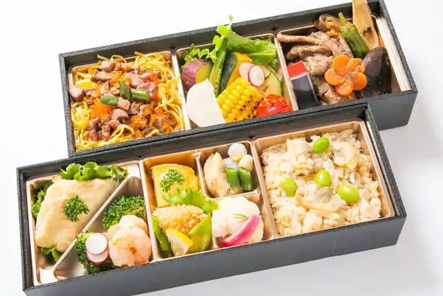 Two-tiered set meal of carefully selected beef sukiyaki and seasonal fish grilled with Saikyo miso
