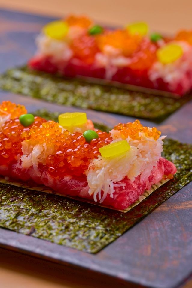 Limited time offer until January 31st. [Umeda Ushimitsu Opening Commemorative Course] Includes all-you-can-drink! New items for the New Year include "Carefully Selected Wagyu Beef Crab and Salmon Roe Beef Chirashi Yukhoe Dog," "7 Types of Carefully Selected Grilled Dishes," and "Cold Seaweed Noodles."