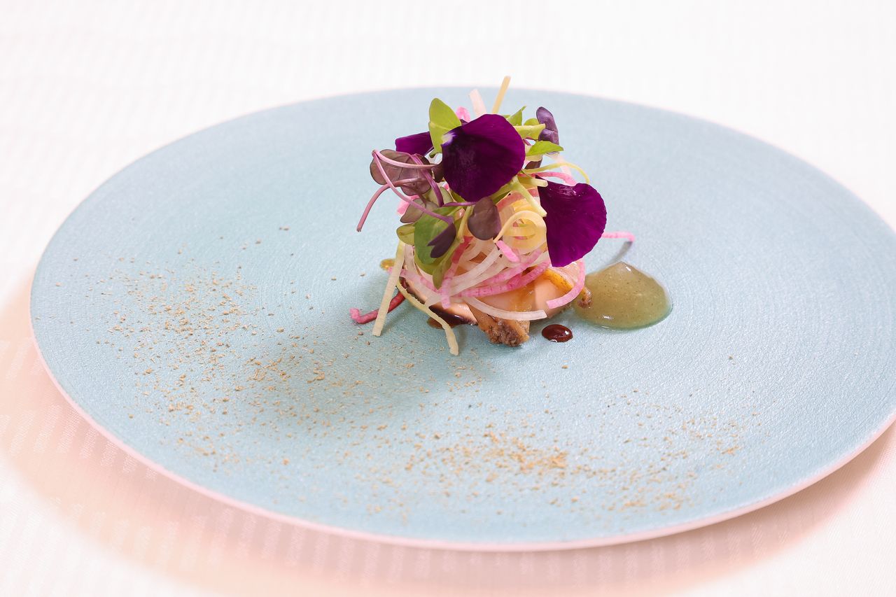 噴火湾産”蝦夷鮑”のサラダ仕立て 煮詰めたヴィネガー＆昆布ジュレ