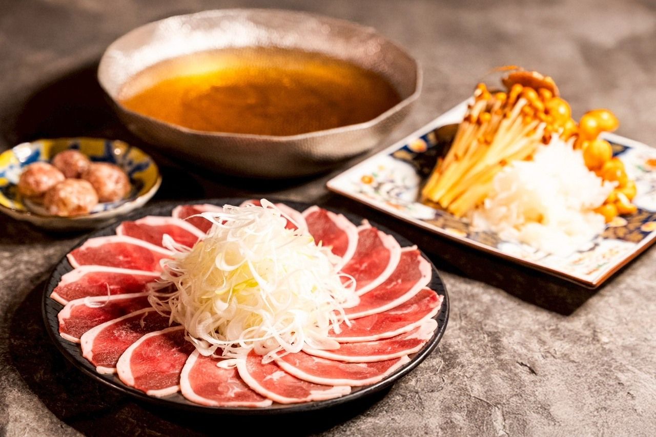 【Kinoko鸭肉涮涮锅无限畅饮套餐 7,800日元】包含3种开胃菜、隔夜风干炸鸡翅、沙拉，以及用Kinoko鸭肉涮涮锅剩余汤汁熬制的粥，共7道菜。