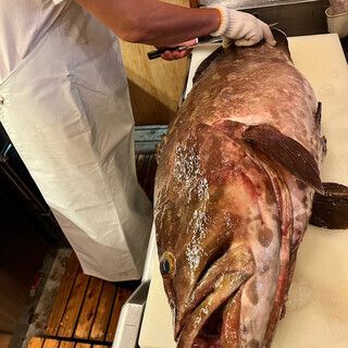 Enjoy a variety of dishes made with our pride and joy, the "Ara (Kue) Kaiseki Course" using fresh fish bones.