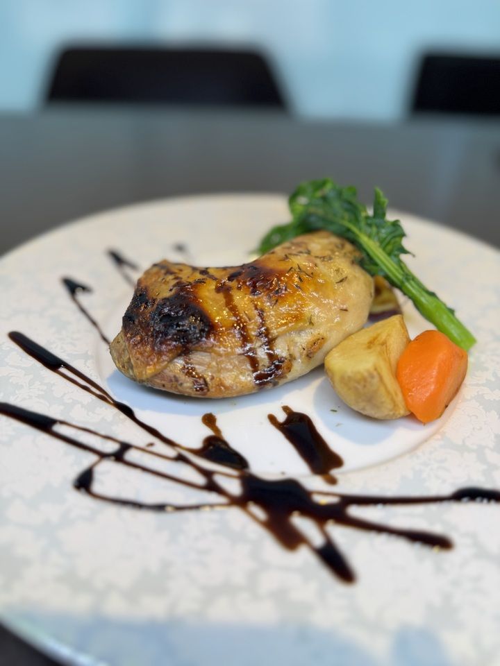 【3月限定】骨付き鶏もも肉のコンフィ ～バルサミコソース～