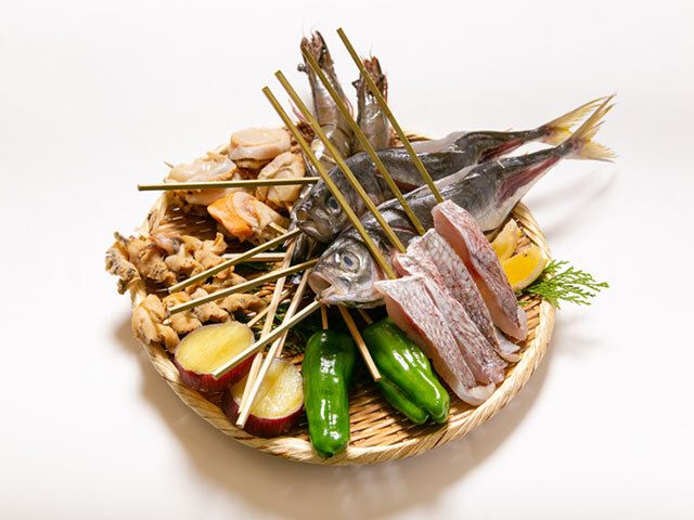 【海鲜烧烤】享用我们的招牌福福豆腐火锅、烤贝类串以及其他在炉火上烤制的菜肴。