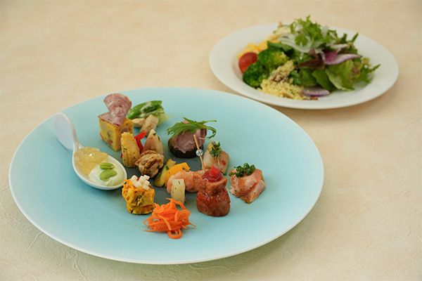 【平日】 TENQOOランチ 前菜プレートとメインディッシュセット