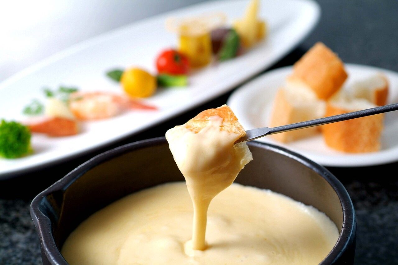 Lunchtime [Cheese fondue & Shiraoi beef wrapped and grilled hamburger course]