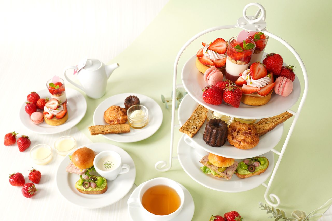 [Amaou Strawberry Afternoon Tea] Homemade scones and Ronnefeldt tea