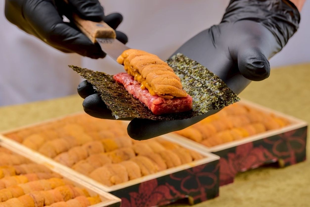 Private room guaranteed. Summer's [Nishi-Azabu Kenshiro Specialty Course] features "Specially Selected Fillet Steak Spicy Brioche Cutlet Sandwich" and "Wagyu Beef and Sea Urchin Yukhoe Dog"! In addition, carefully selected grilled meats are served with specially chosen condiments.