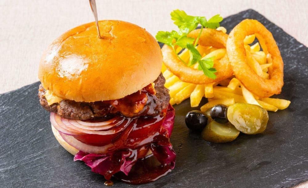 “HOT”Kinshicho Bishoku Burger : 4 dishes including salad and soup.