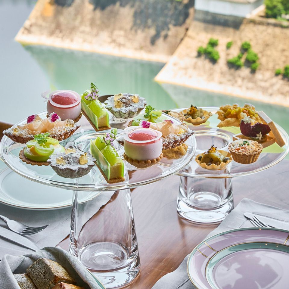 A fruit-themed afternoon tea featuring peaches and Shine Muscat grapes.