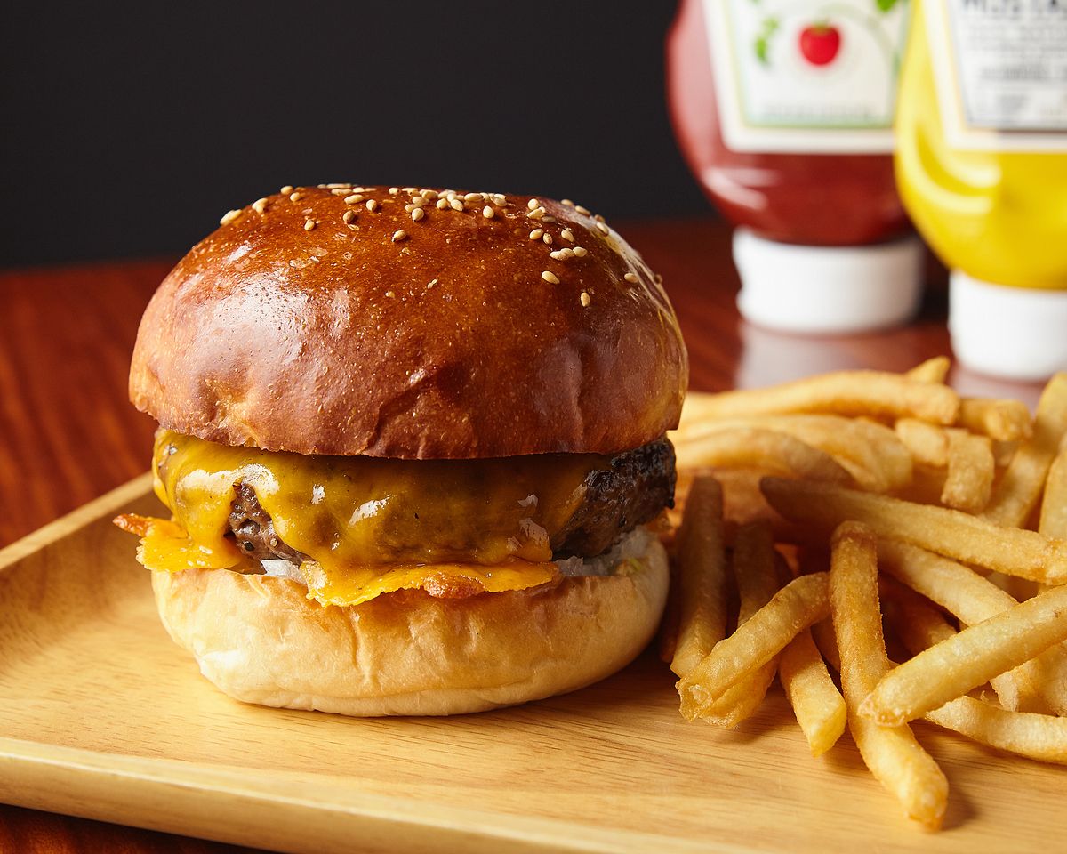 【Wagyu-Rind】 Cheddar-Käse-Burger