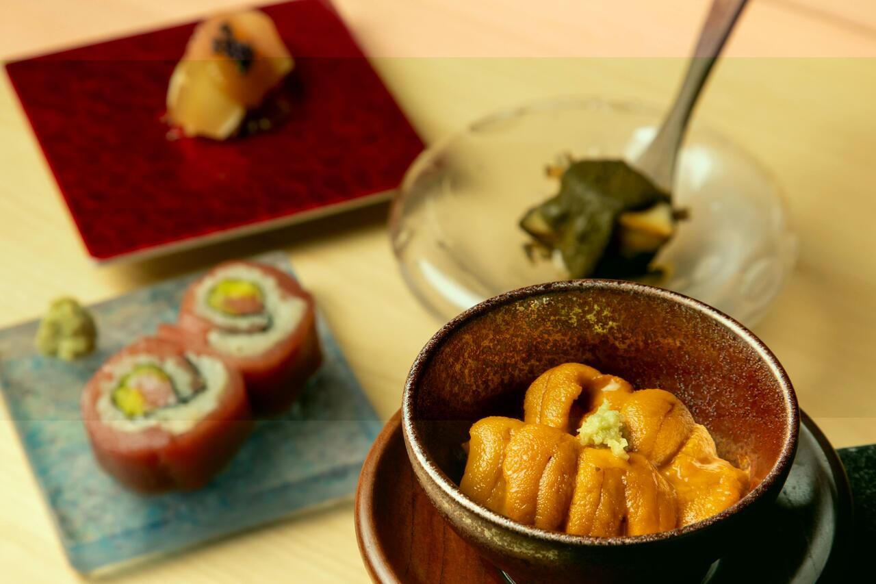 【暢飲無限/尊享套餐】以日本清酒搭配特大量北海道產海膽及各季節時令食材，共20道菜式（壽司12貫/下酒小菜7道/湯品
