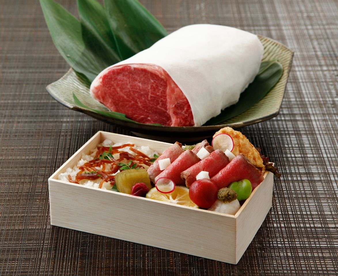 [Takeout] Oita wagyu roast beef & Toriten (fried chicken) bento