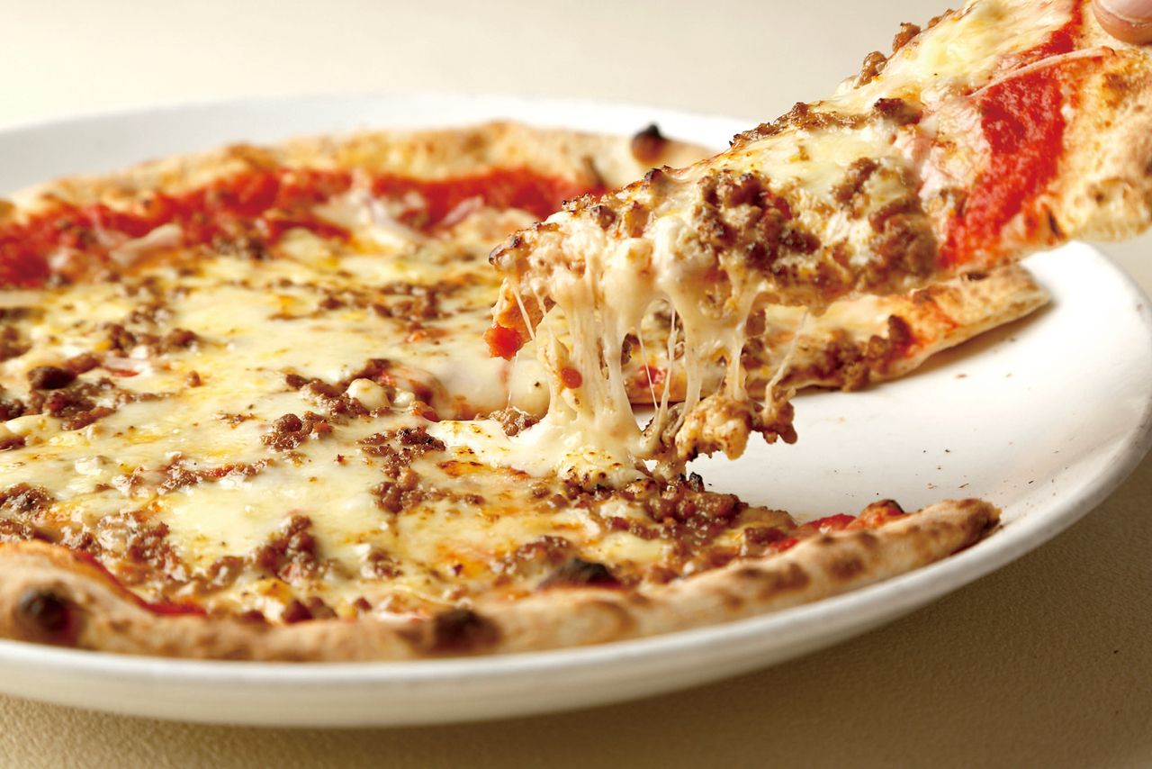 アジオ（トマトソース、チーズ、牛挽肉、玉ねぎ）