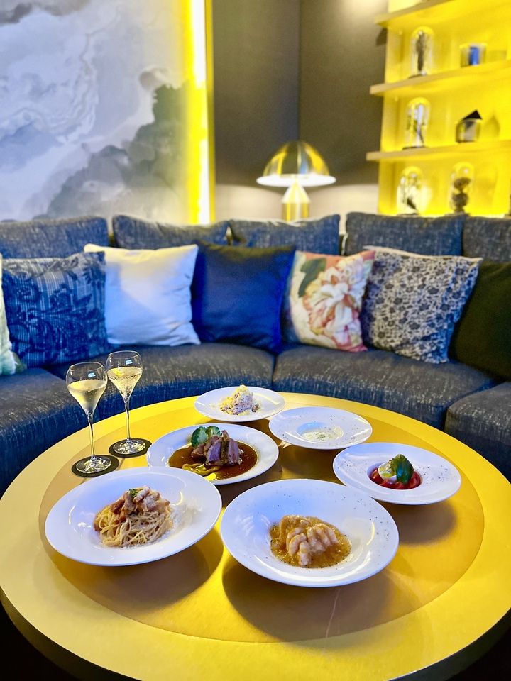 [Oksan couple pair seat] toast with champagne