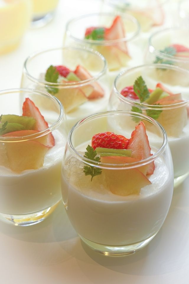 燕の巣と季節の果物のせ杏仁豆腐